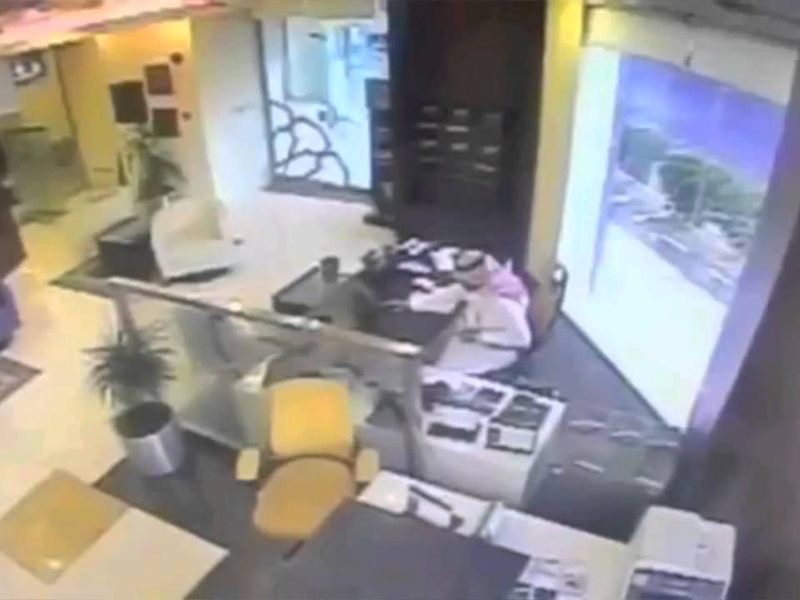 اضغط لمشاهدة الفيديو: سيارة تقتحم بنك سعودي وتكاد تدهس أحد الموظفين!